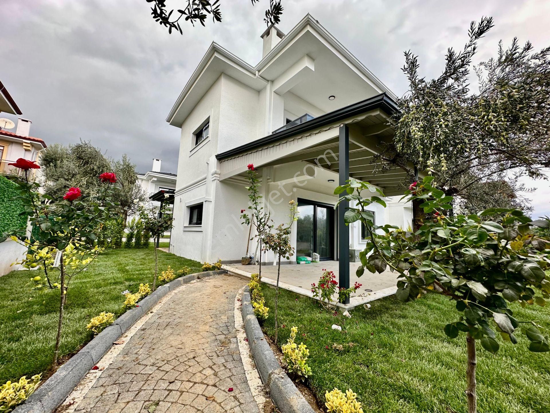 ꧁ay Emlaktan꧂küçükkuyu Mıhlı'da Lüks Butik Sitede Denize 300 M Bahçe Kullanımlı Satılık 2+1 Daire