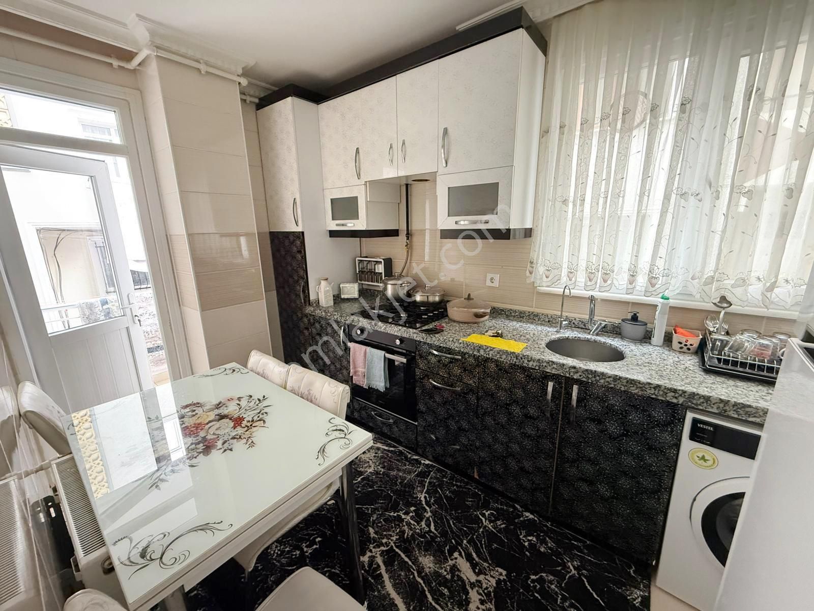 Fatih Emlak Tan Kat Mülkiyetli Metro Metrobuse Yakın 2+1 Ara Kat Daire - Görsel 2