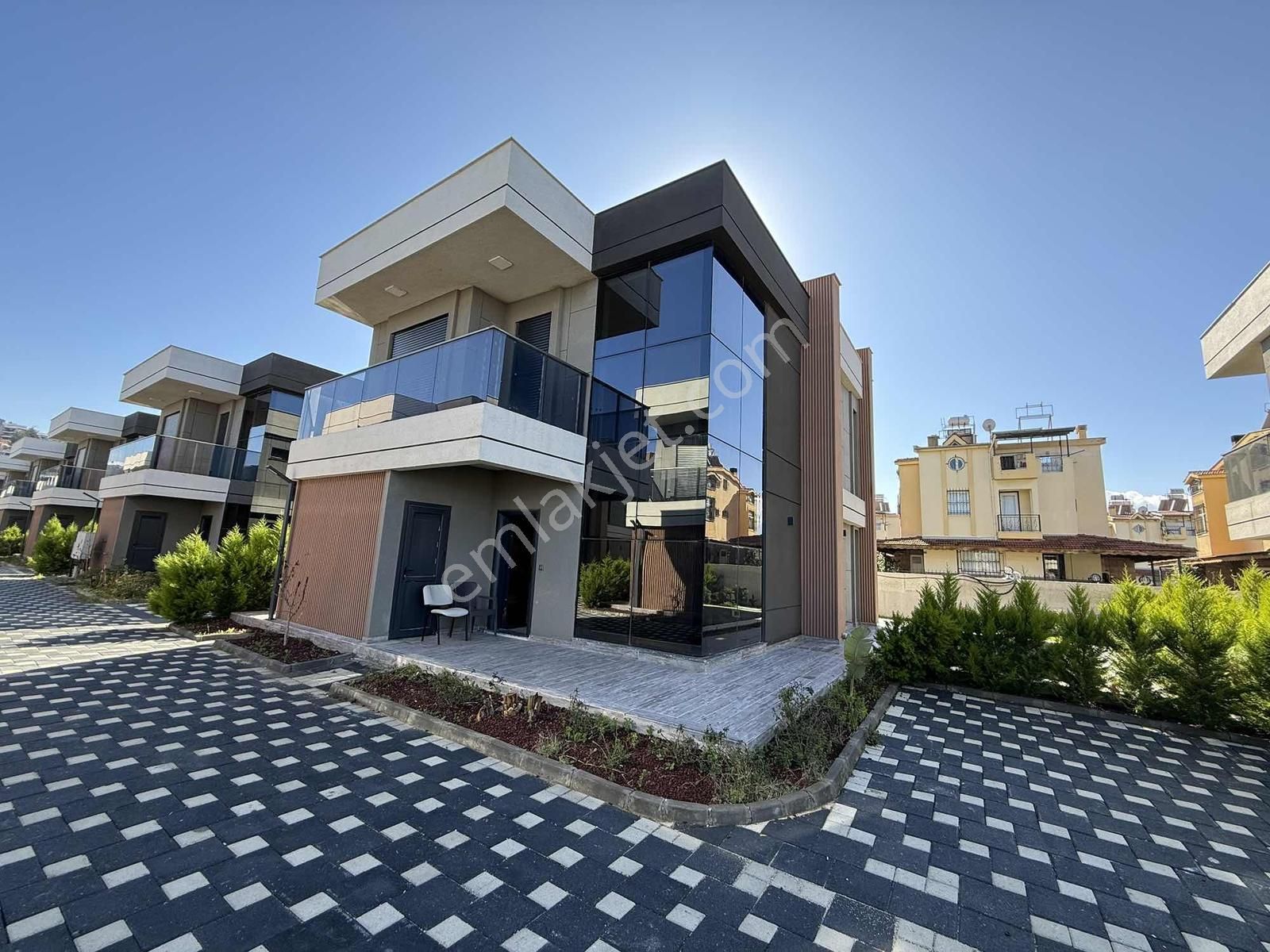 Karaova Avm Bölgesinde Satılık 4+1 Tek Müstakil Villla