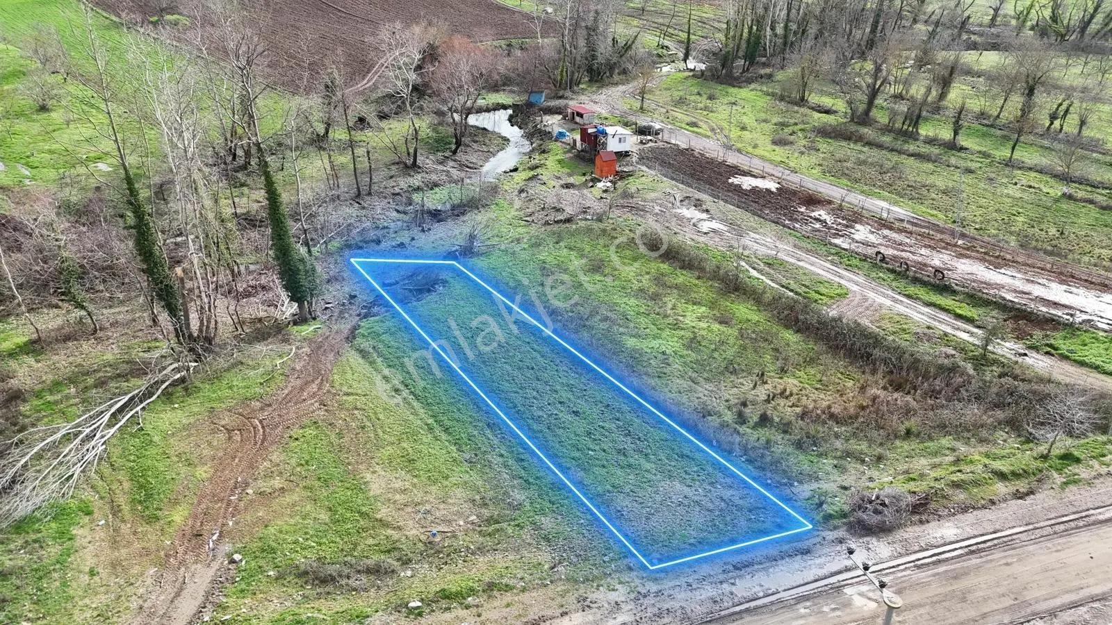 Yola Cepheli, Dere Kenarında, İhsaniye Barajına Yakın Arazi