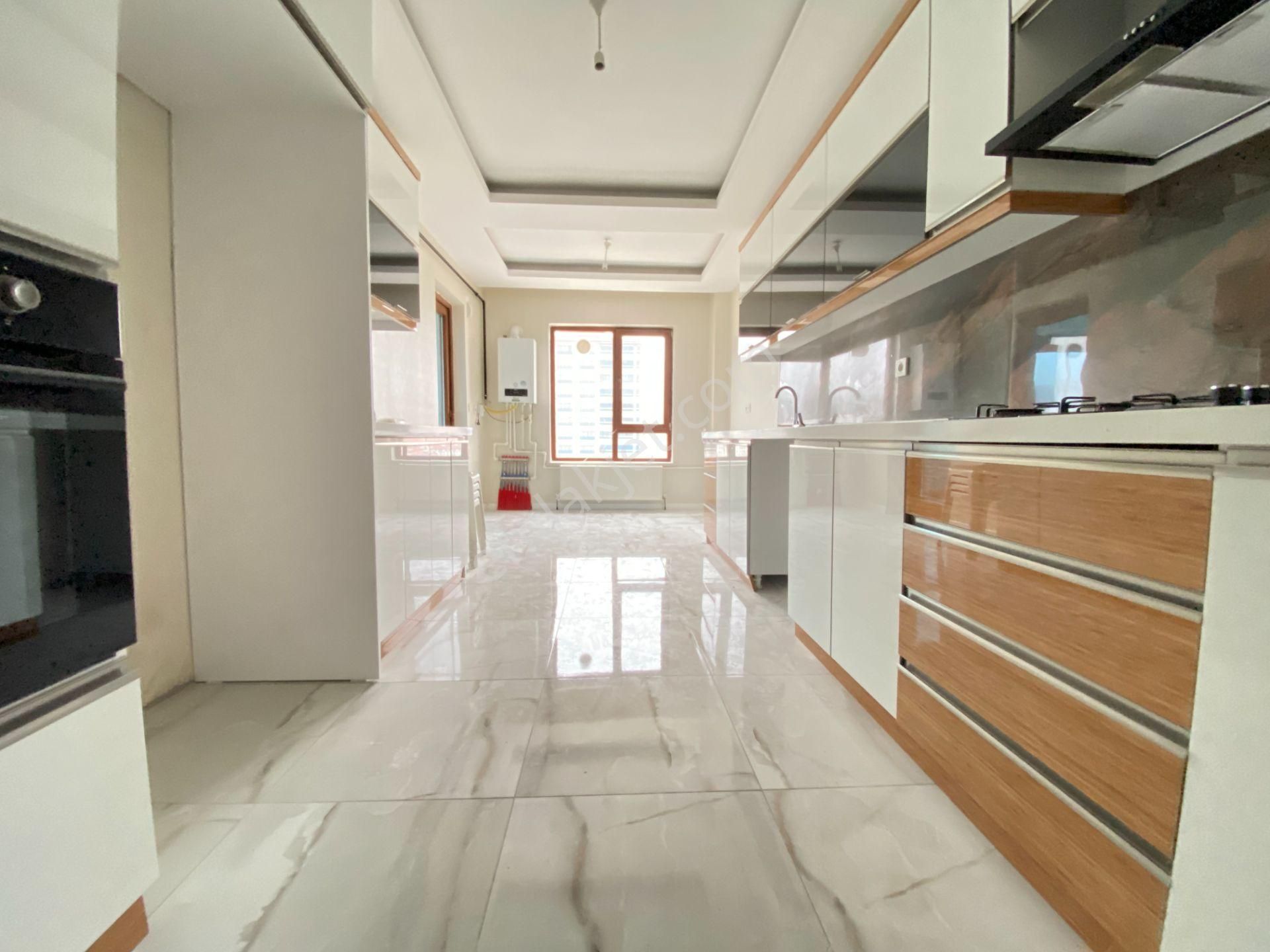 Gökçe Emlak'tan 8.kat Giysi Odalı Ebeveyn Banyolu Ultralüx 4+1