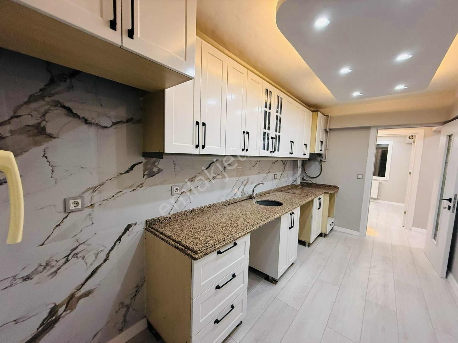 Yeni Mahallede 15 Yaşında 2+1 Lüks Daire Fırsatı
