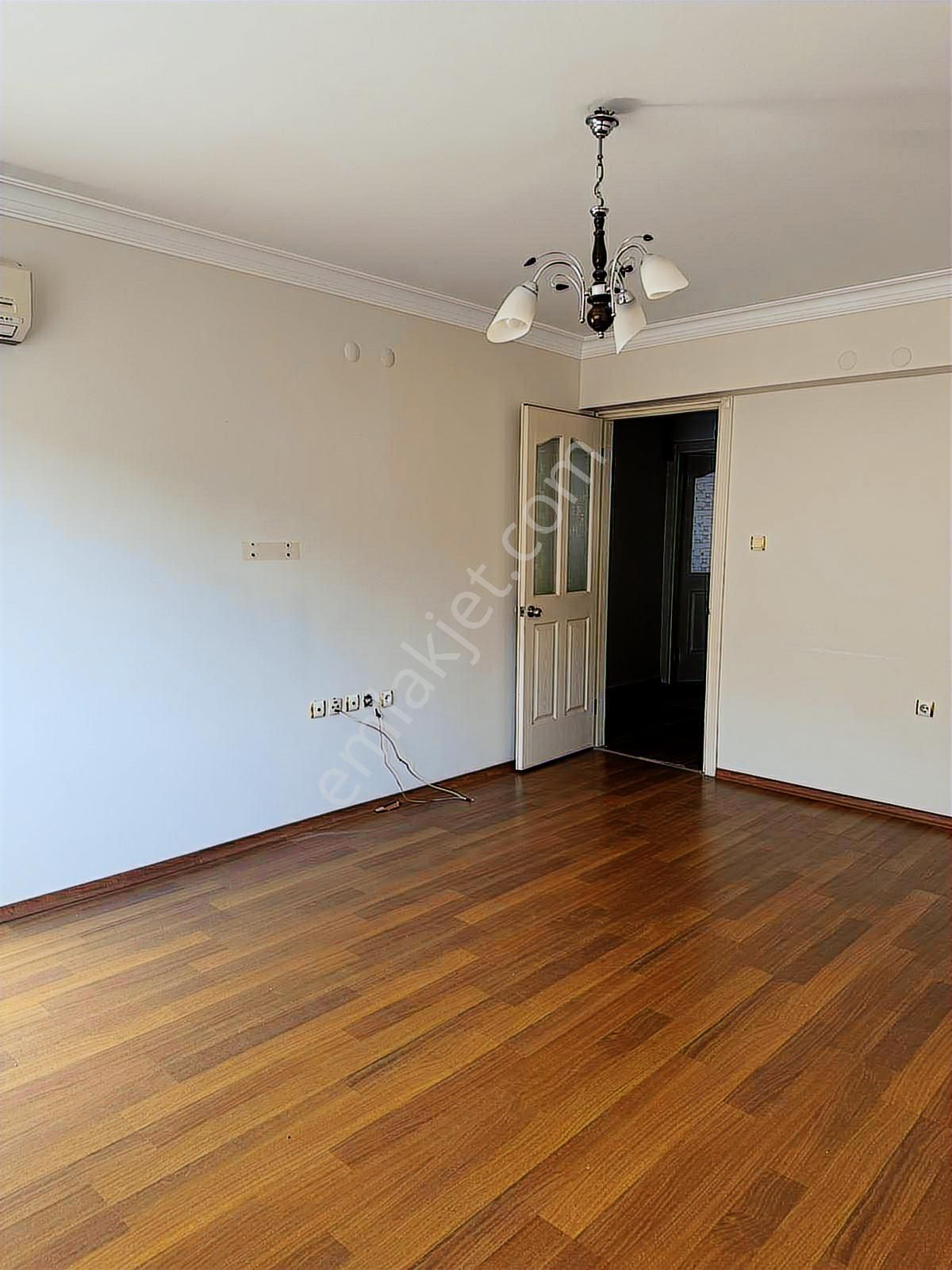 Buca Vali Rahmi Mahallesinde 2+1 Satılık Daire