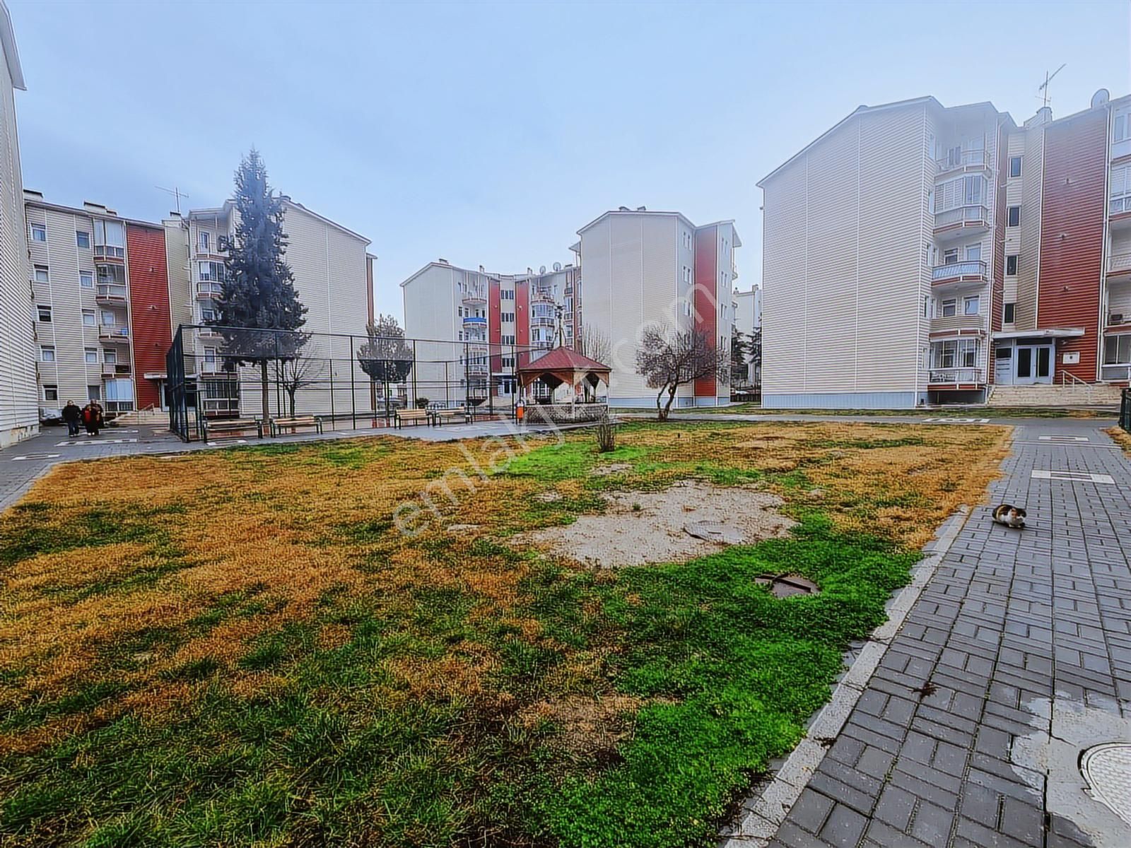 Oğuzlar Mh. Merkezi Konumda Asansörlü Sitede Ara Kat Daire - Görsel 3