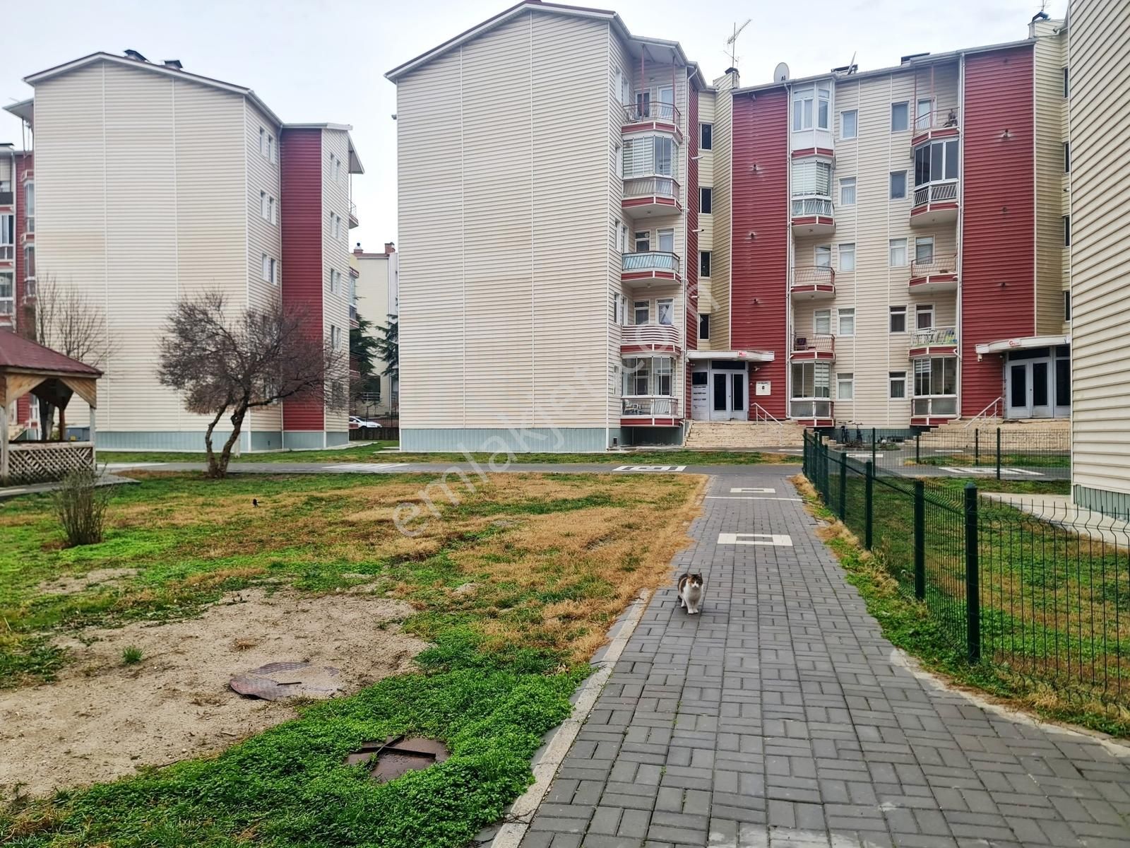 Oğuzlar Mh. Merkezi Konumda Asansörlü Sitede Ara Kat Daire - Görsel 4