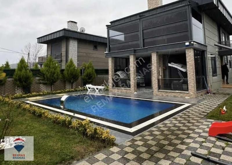 Şile Ahmetli' De Seçkin Konumda 4+1 Satılık Havuzlu Villa