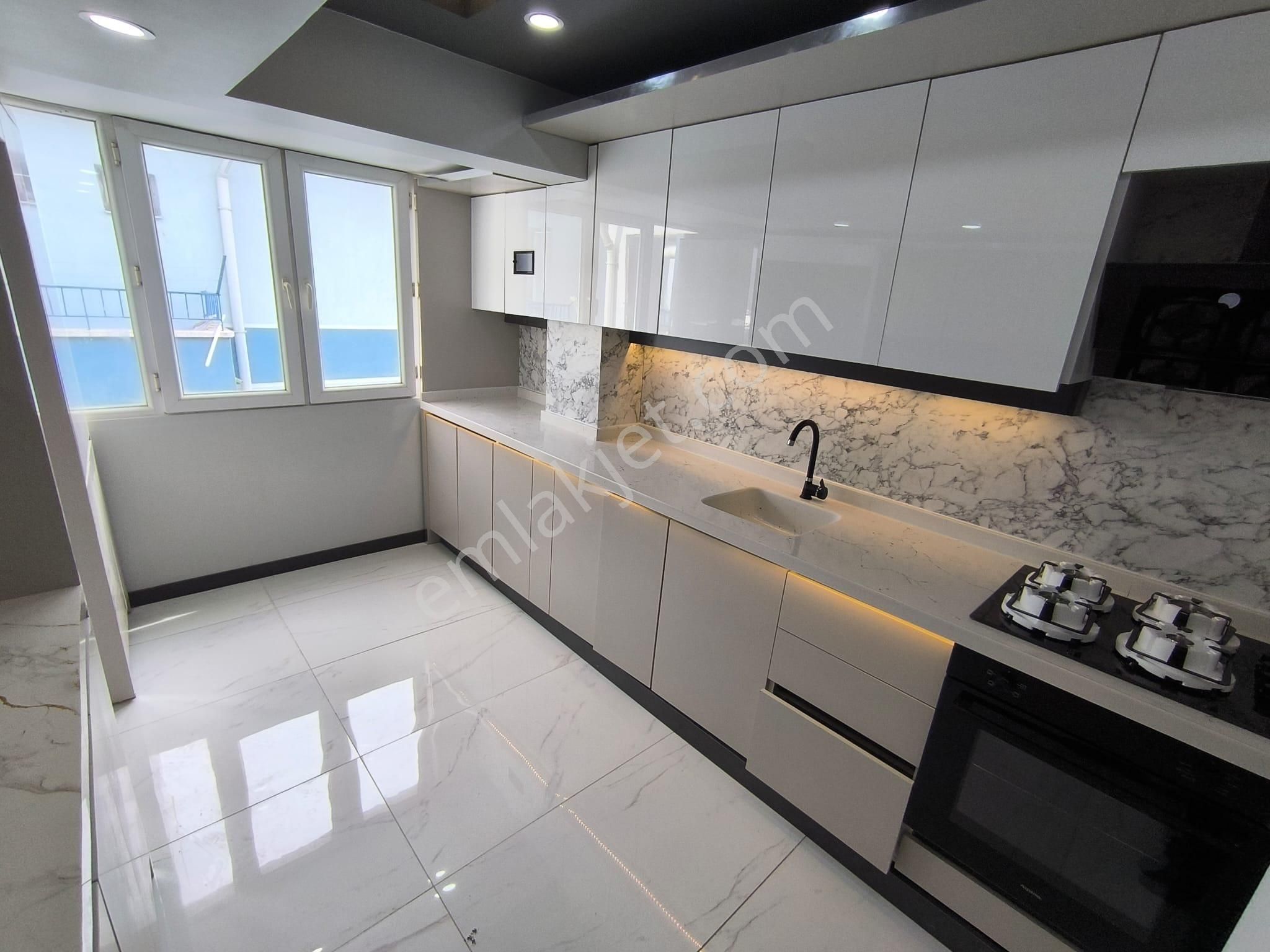 Akşemsettin'de Ultralüks Yapı 3+1 Cadde Üstü Satılık Daire