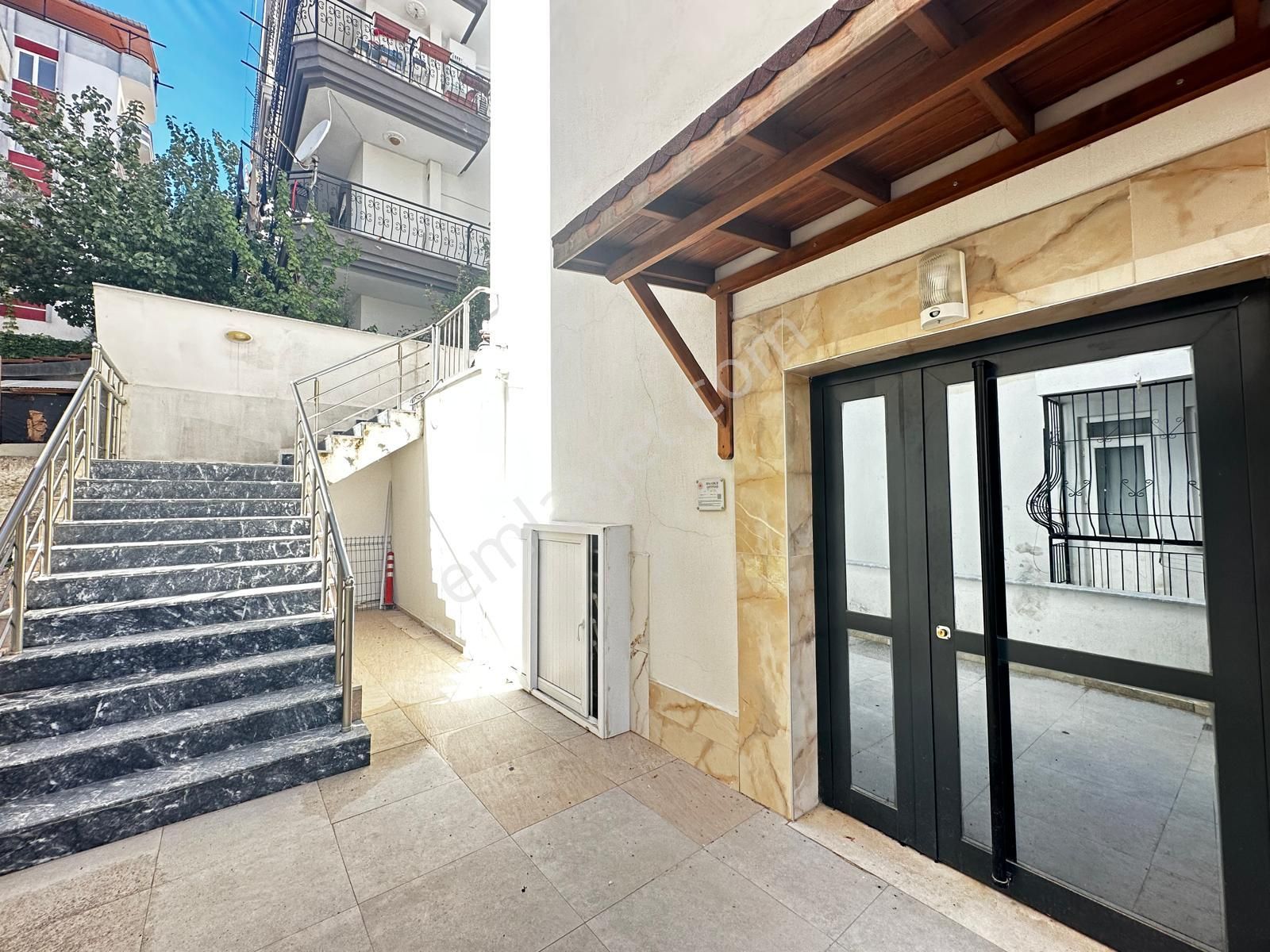 Kuşadası Merkezde Yüksek Giriş 2+1 Eşyalı - Görsel 16