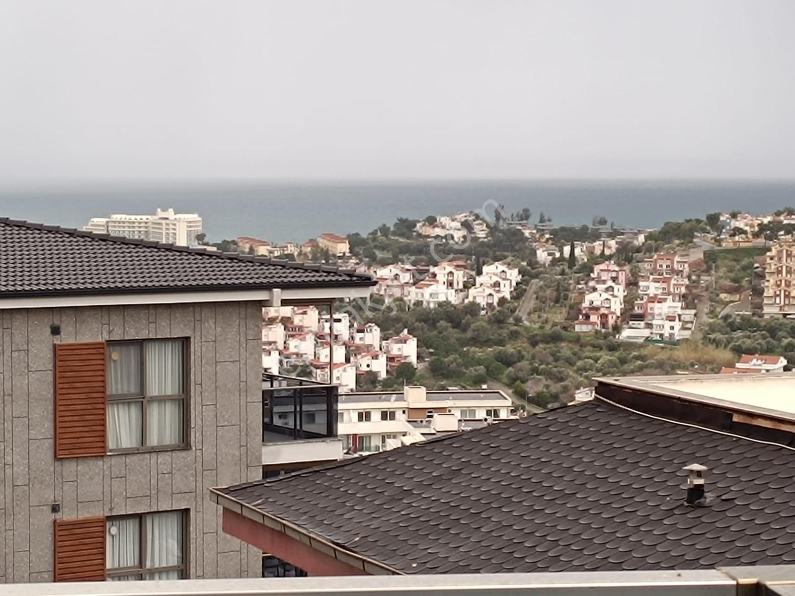 Değirmendere'de Deniz Manzaralı Havuzlu Satılık 3+1 Daire