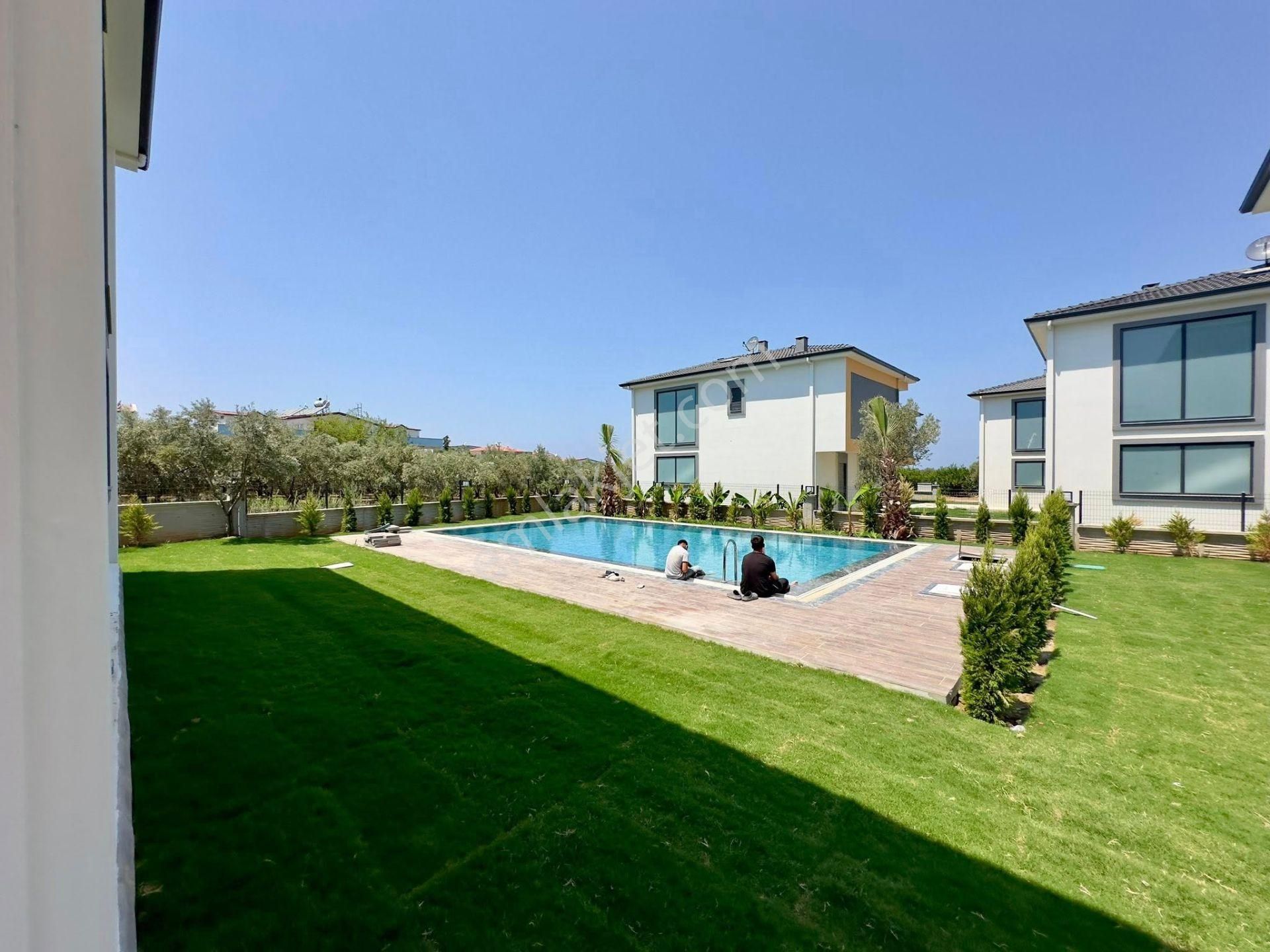 Kuşadası Davutlarda Sıfır Tek Müstakil Havuzlu Sitede 3+1