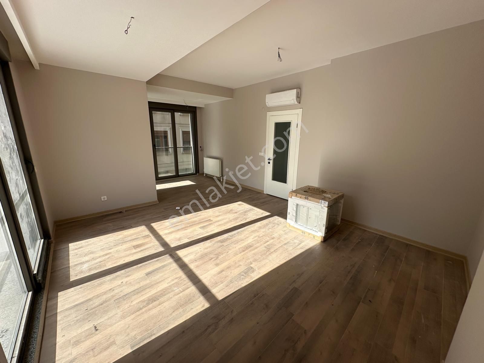 Ethem Efendi Caddesi Üzerinde 96m Net