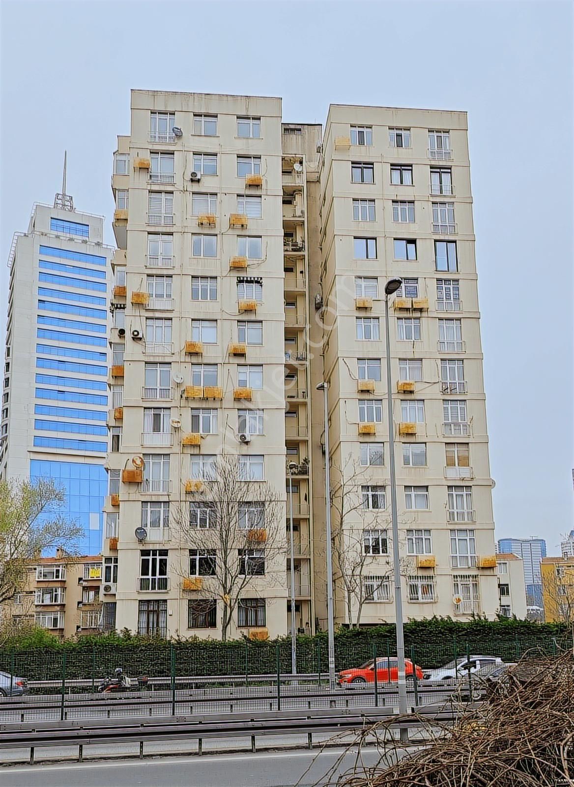 Şişli Esentepe Subay Evlerinde Çevre Yolu Cepheli Köşe Ofis