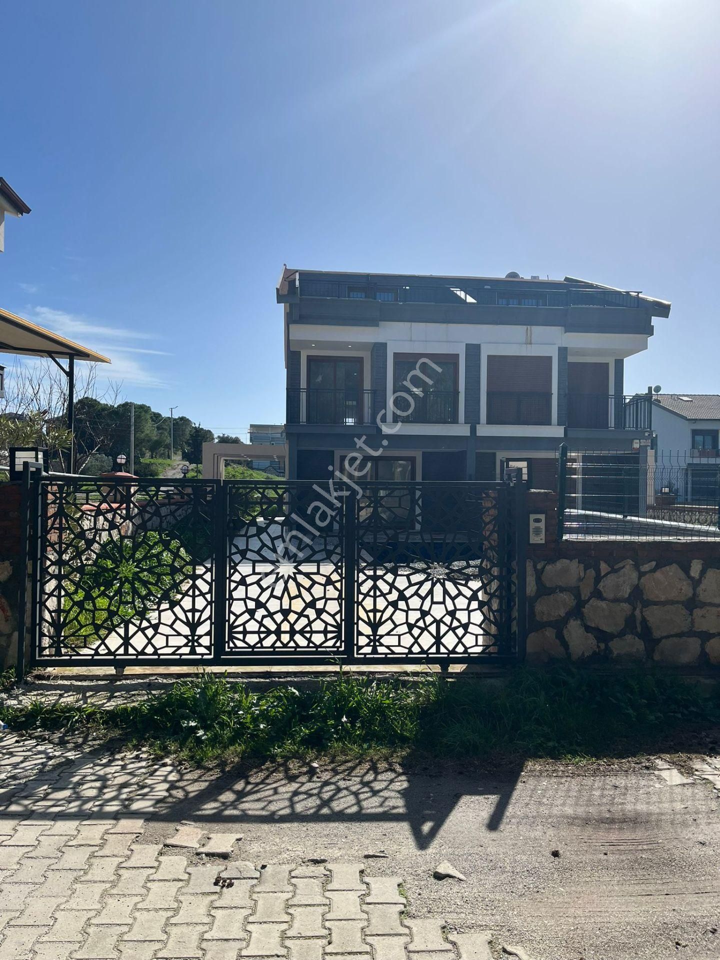 Didim Hisar Mah. 250 M2 Üzerinde Havuzlu Ve Bahçeli 3+1 Ayrı Mutfaklı Villamız Satılık