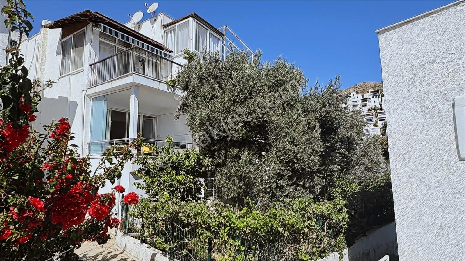 Bodrum Bağla Bankev Sitesin`de Deniz Manzaralı Bahçeli 3+1 Daire