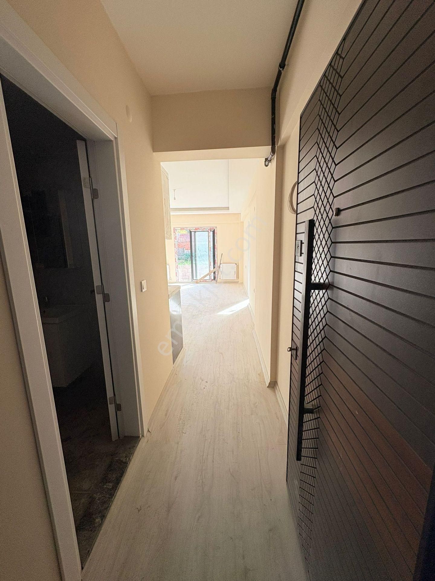 Seyrek Merkezi Konumda Bahçeli Satılık 1+1 Daire - Görsel 3