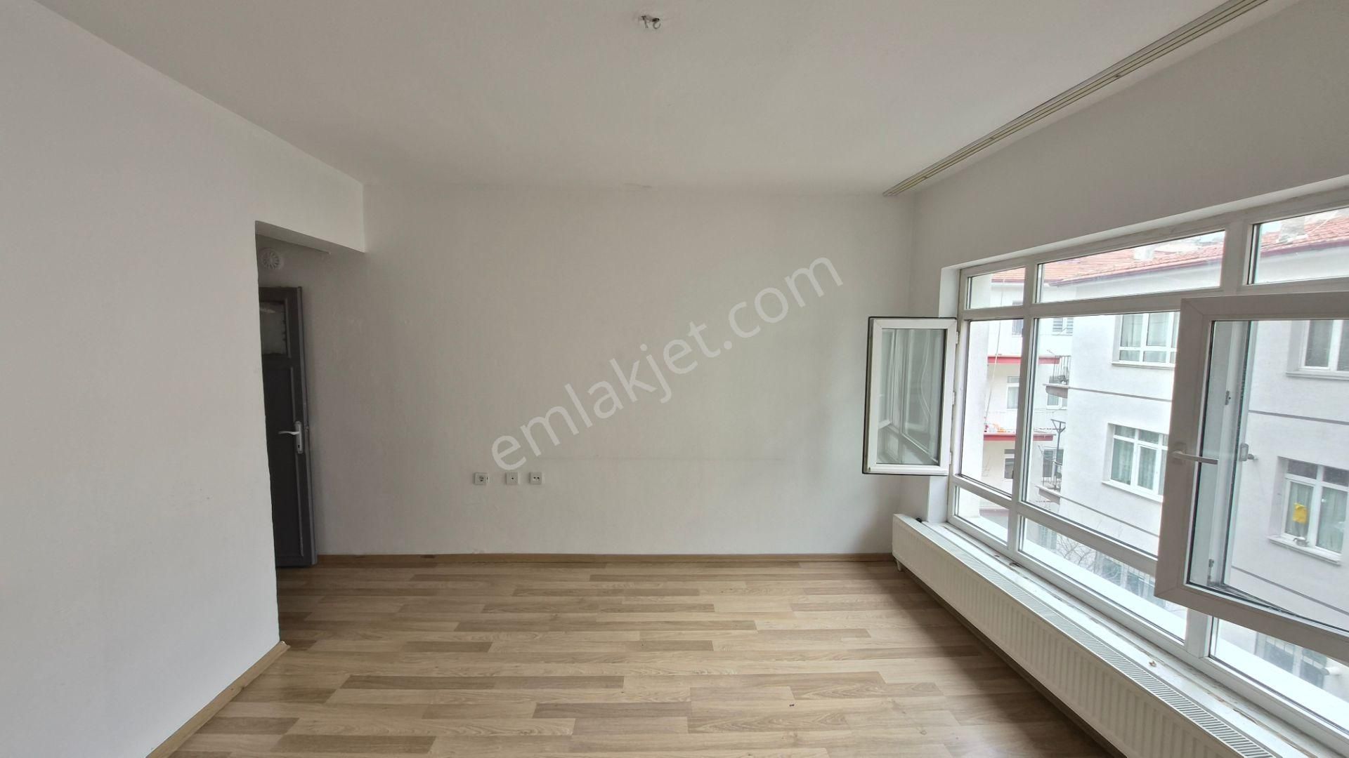 Kent Emlak'tan Abidin Paşada 1. Katta 2+1 Yapılı Kiralık Daire - Görsel 3