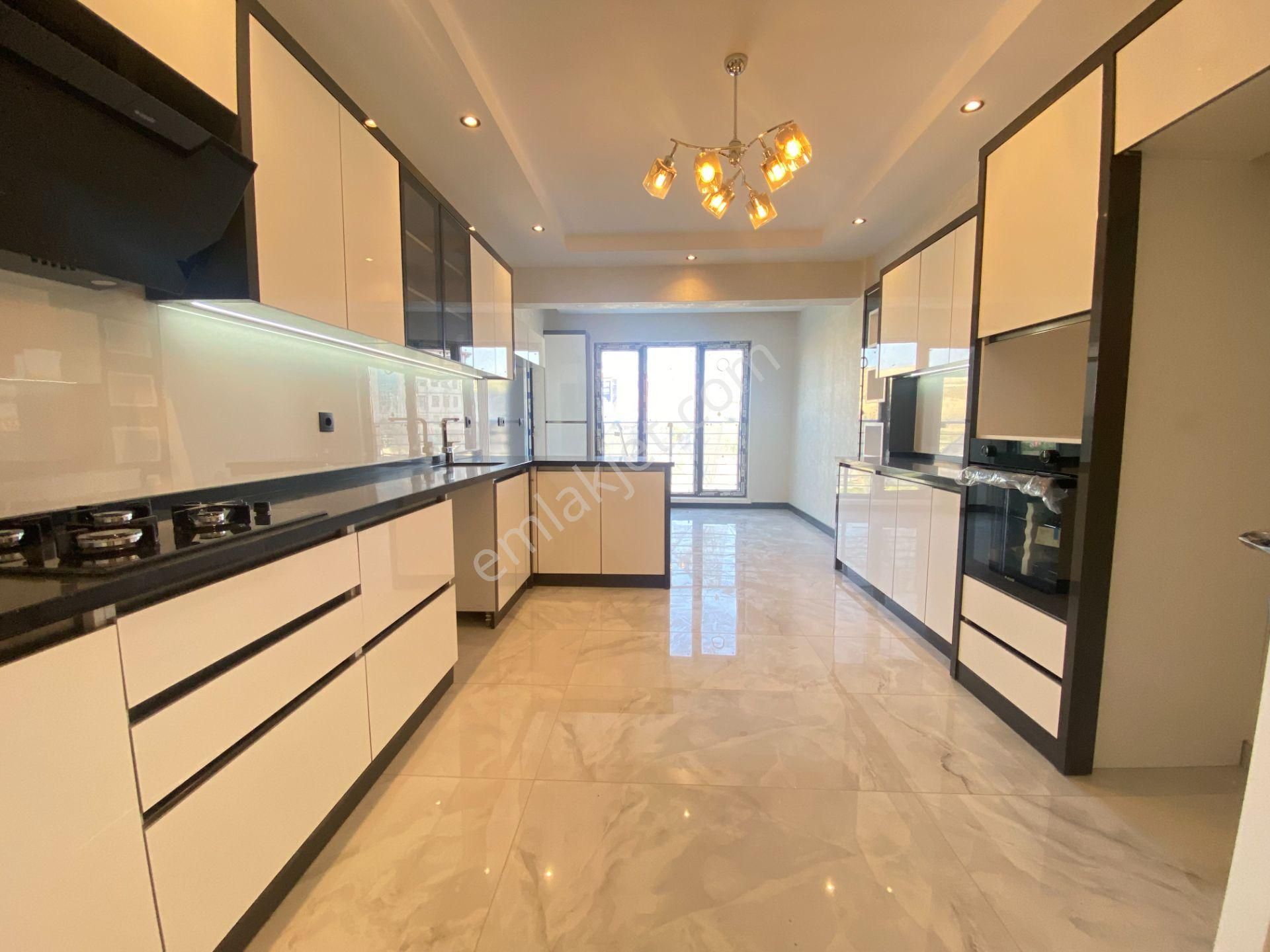 Gökçe Emlak'tan Sarayda Kaymakamlık Yakını Sitede Sıfır Geniş Daire