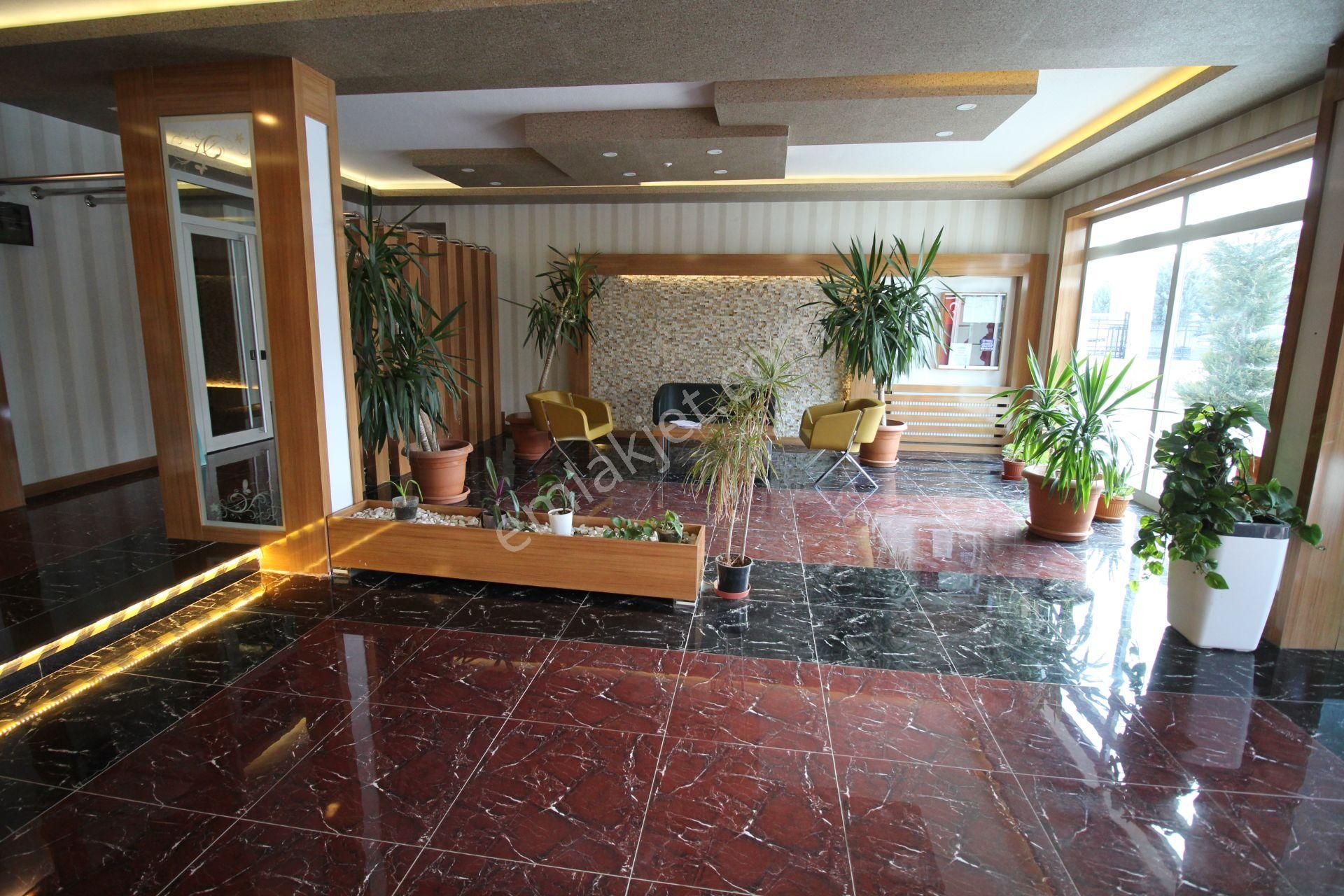 Nev Bağlıca Sitesinde Ara Kat Ön Cephe Peyzaj Manzaralı 4+1 Daire - Görsel 31