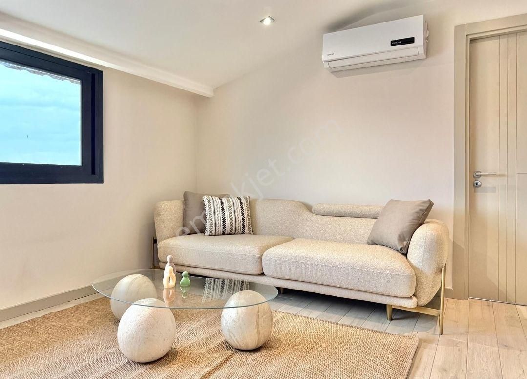 Bahçelievler'de Cadde Manzaralı 1+1 Lüks Suıt Daire