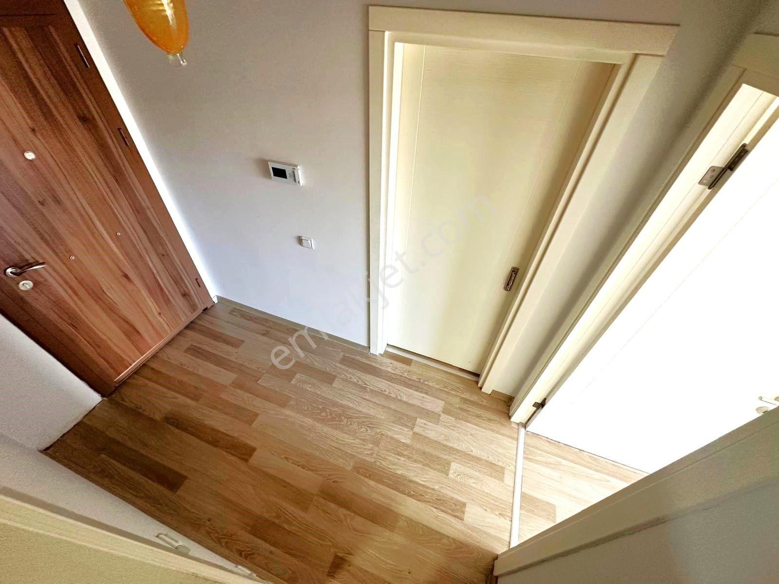 Akçay'da Aygül'den Denize Yakın Doğalgazlı Asansörlü Ada Mutfaklı Ara Kat Ön Cephe 1+1 Satılık Daire - Görsel 23