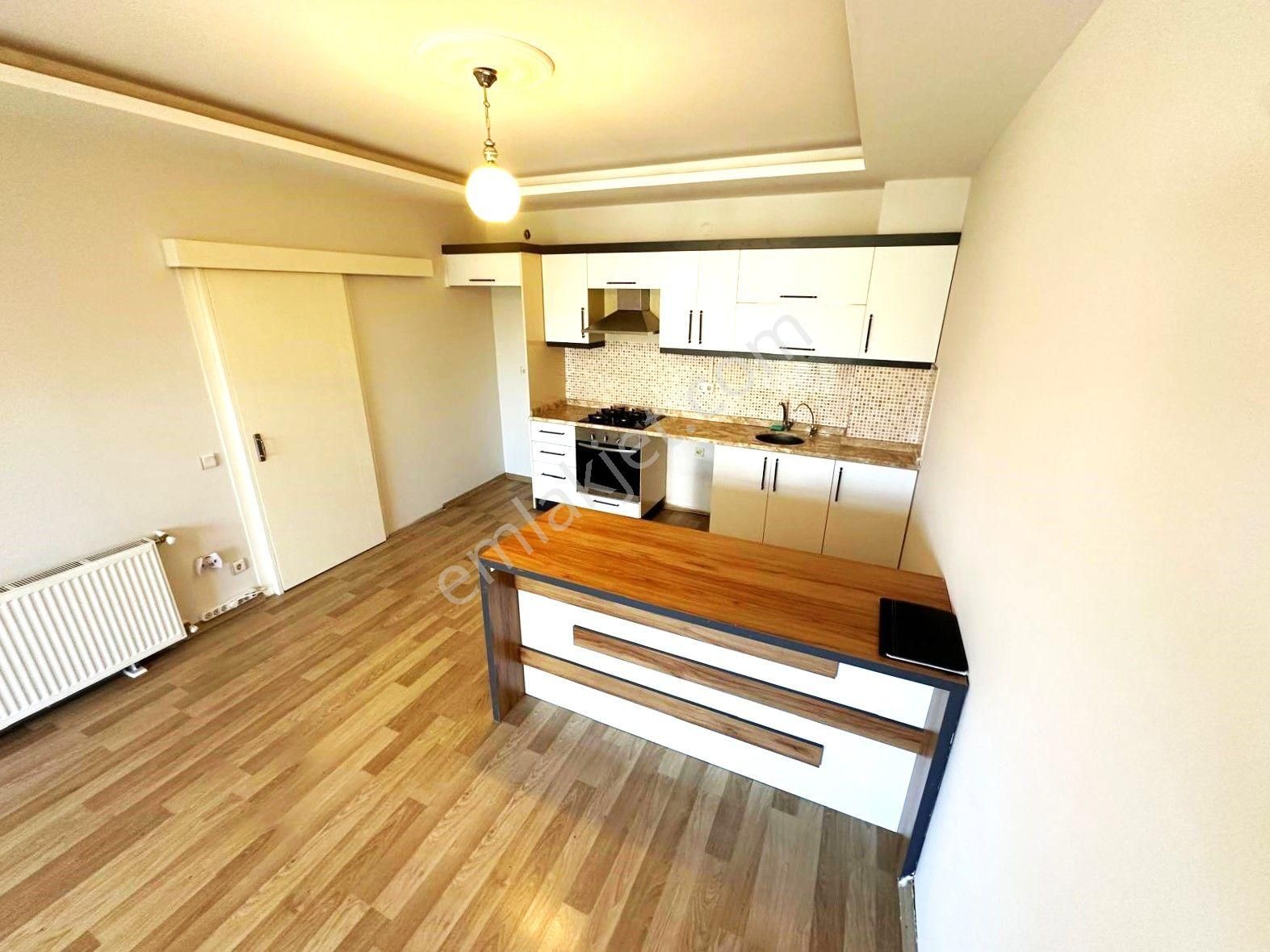 Akçay'da Aygül'den Denize Yakın Doğalgazlı Asansörlü Ada Mutfaklı Ara Kat Ön Cephe 1+1 Satılık Daire - Görsel 6