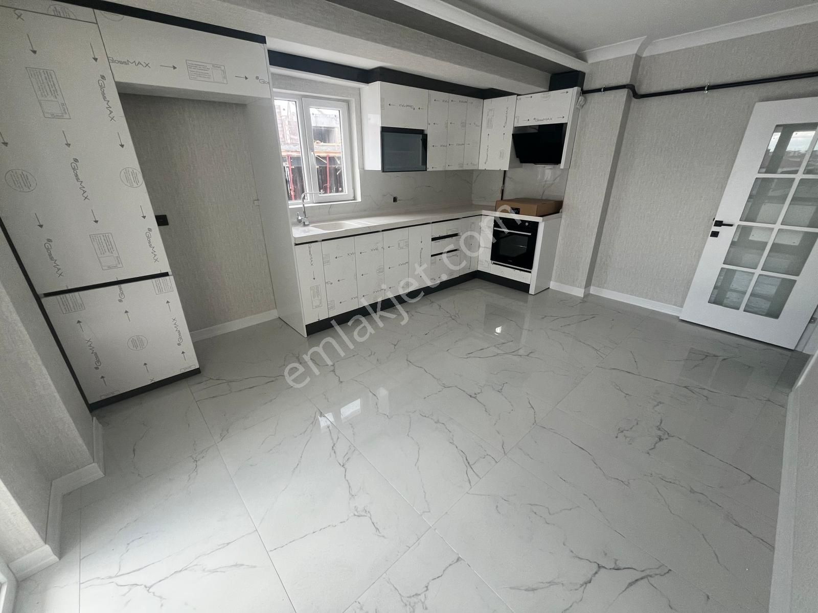 Mç Emlak'tan Yenikent Fevzi Çakmak Mahallesin'de 3+1 Satılık Daire