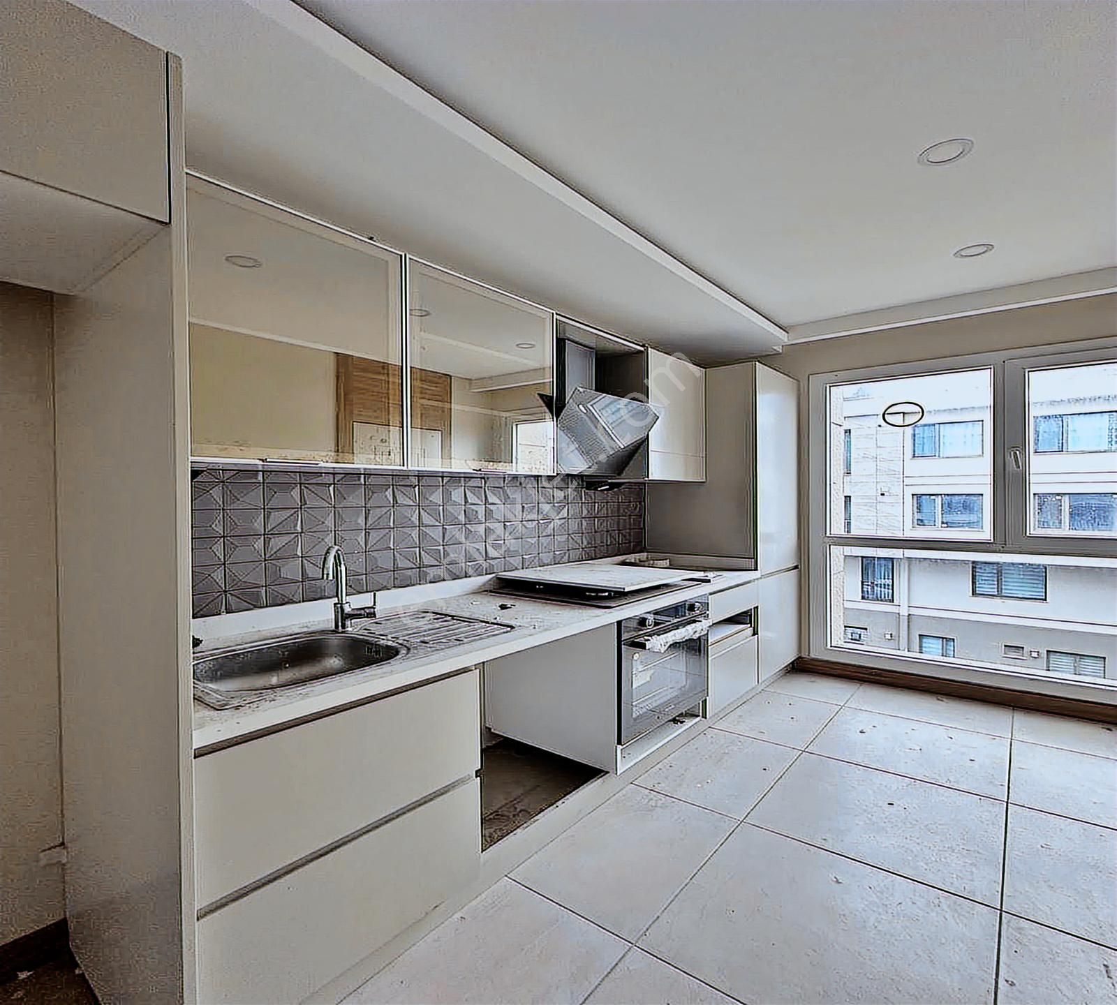 Beylikdüzü West Marina'ya Komşu Site İçerisi'nde Geniş 3+1 Daire - Görsel 3