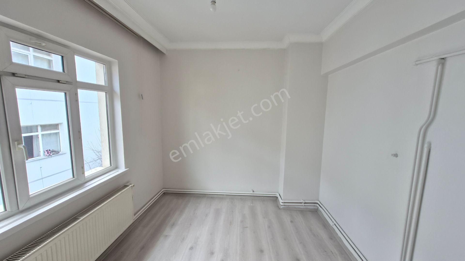Kent Emlaktan Abidinpaşada 2. Katta 3+1 Full Yapılı Boyalı Ön Cephede Kiralık Daire - Görsel 11