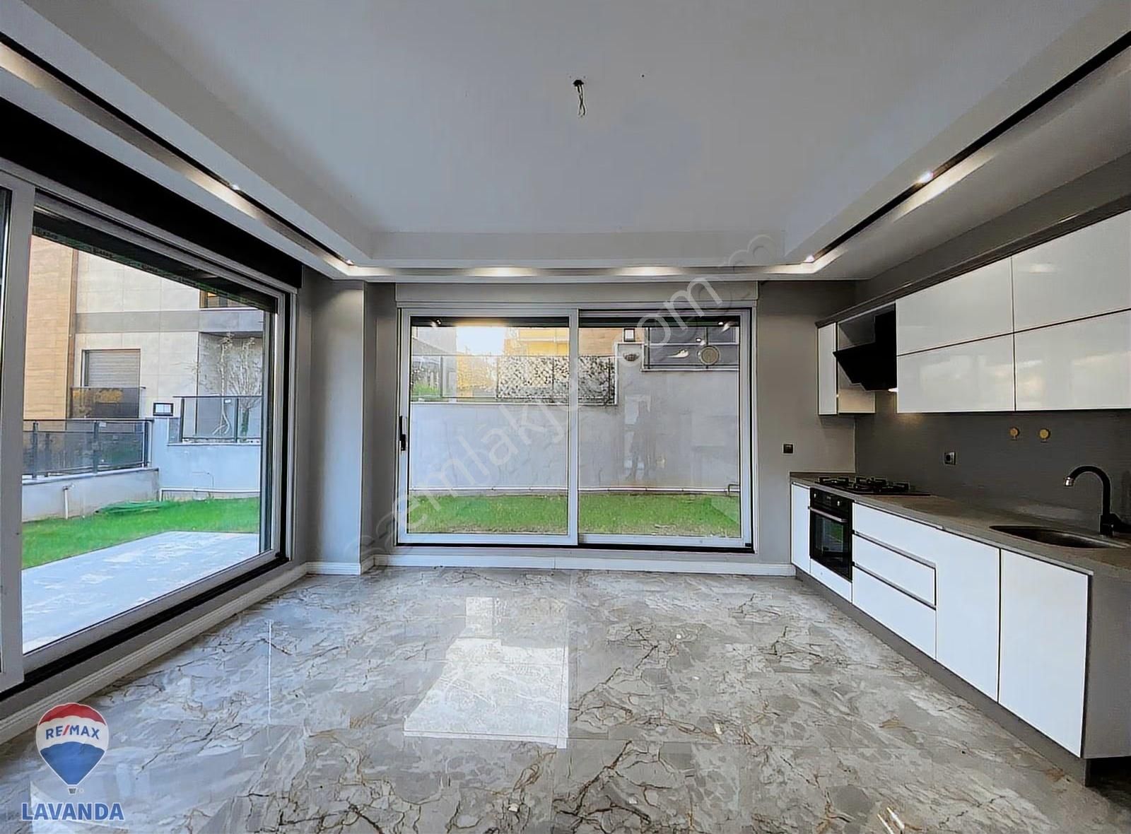 Remax Lavanda'dan Gülpinarda Site İçinde Kiralık Lüks 5+2 Villa - Görsel 12