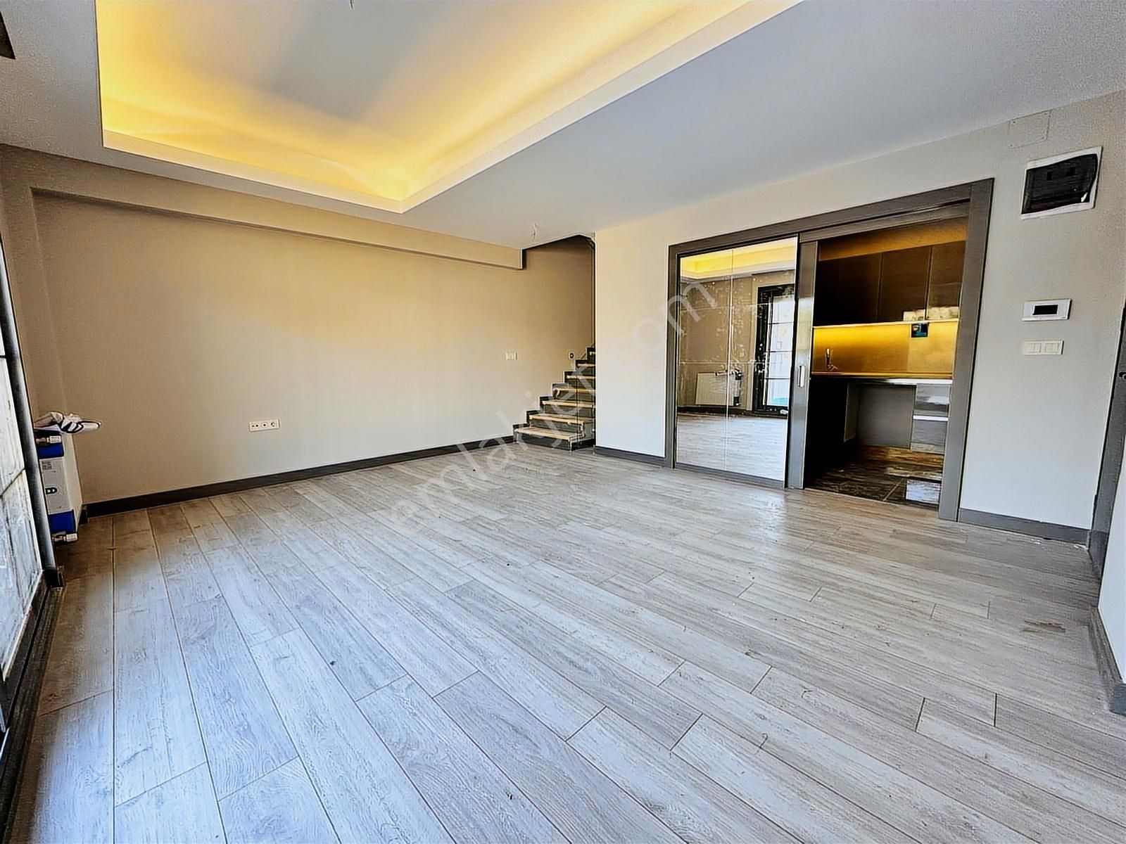 Menderes'te 3+1 300 M2 Arsa İçinde 170 M2 Havuzlu Triplex Villa - Görsel 6