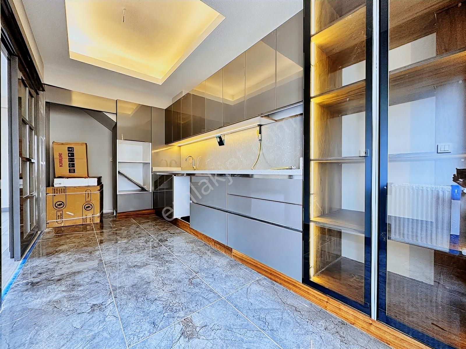Menderes'te 3+1 300 M2 Arsa İçinde 170 M2 Havuzlu Triplex Villa - Görsel 12