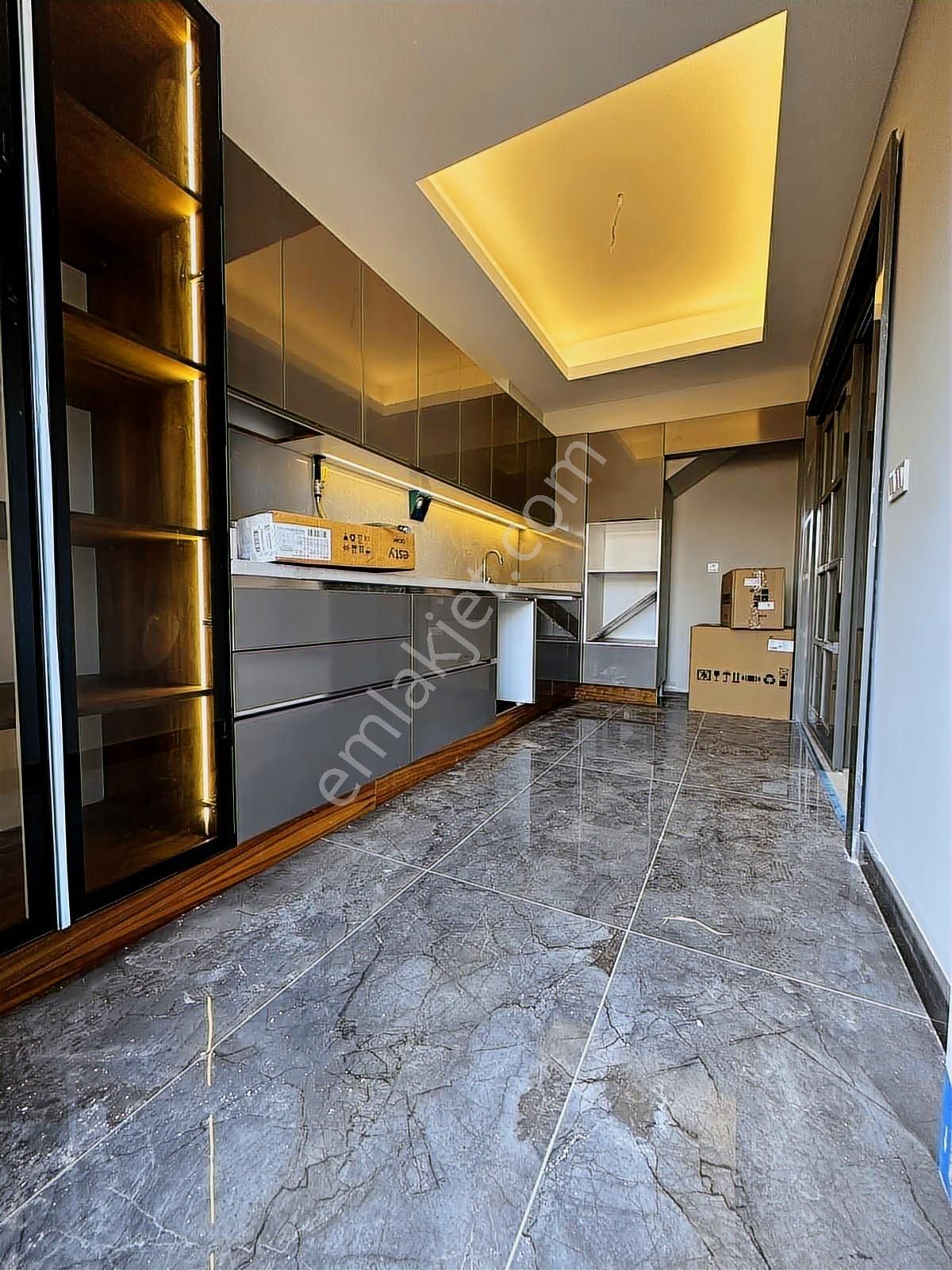 Menderes'te 3+1 300 M2 Arsa İçinde 170 M2 Havuzlu Triplex Villa - Görsel 7