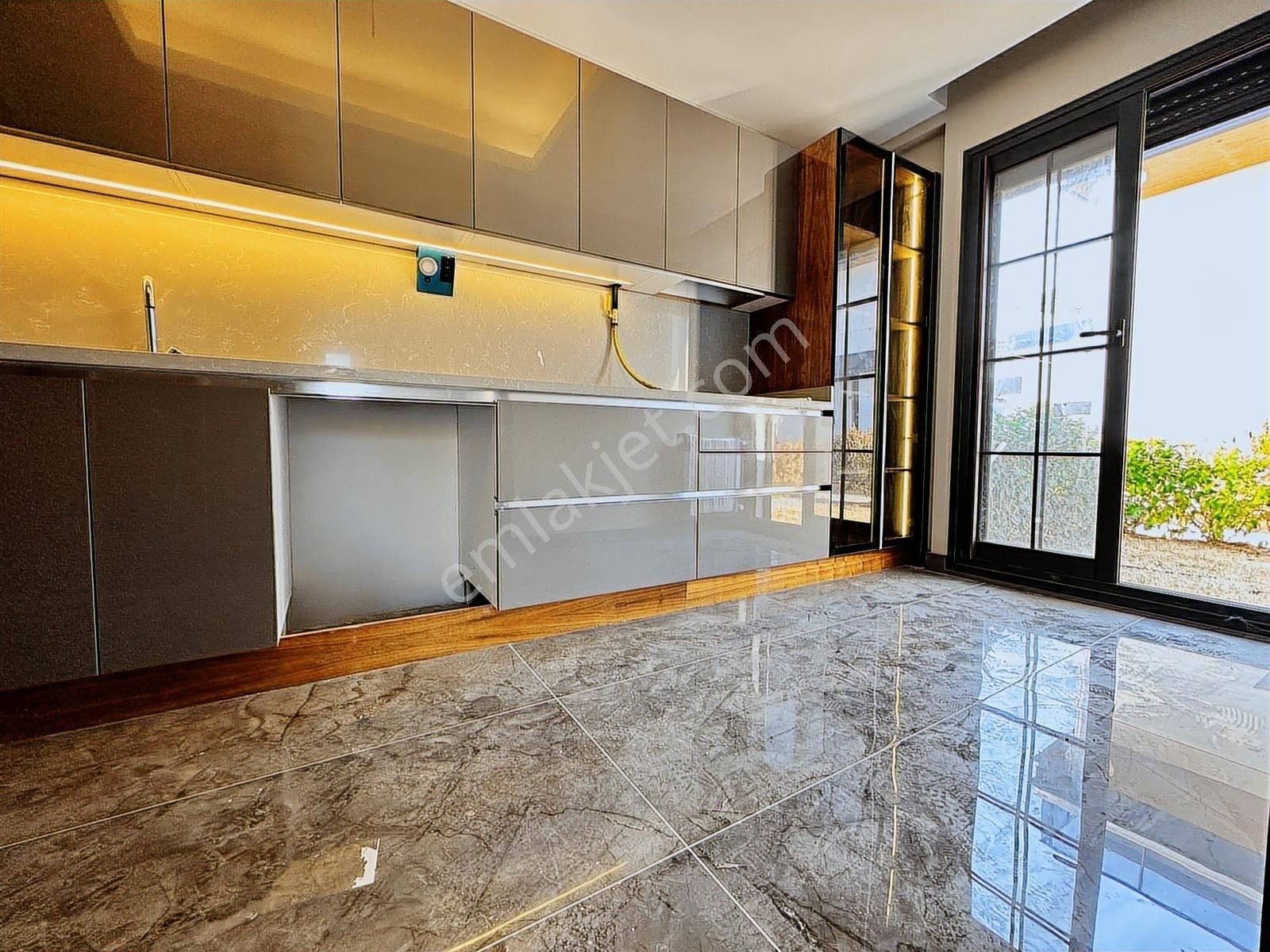 Menderes'te 3+1 300 M2 Arsa İçinde 170 M2 Havuzlu Triplex Villa - Görsel 22