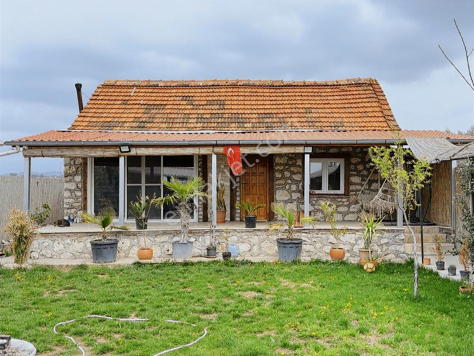 Menderes Oğlananasın'da 500 M2 Arsa İçinde 2+1 Satılık Taş Ev