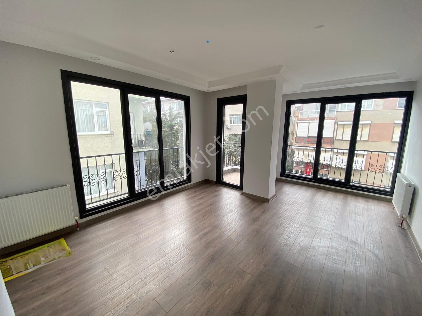 Tamiş'den Altıntepe'de Minibüse Yakın Ön Köşe Cephe 3.kat 2+1