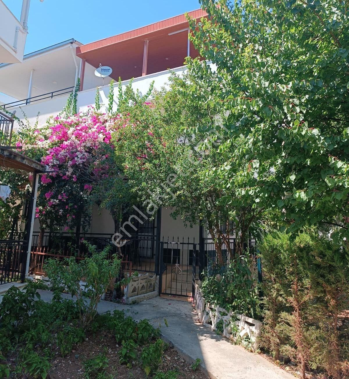 Altınkum Sahiline 650m Mesafede 4+1 Ayrılabilir Mutaklı Satılık Villa