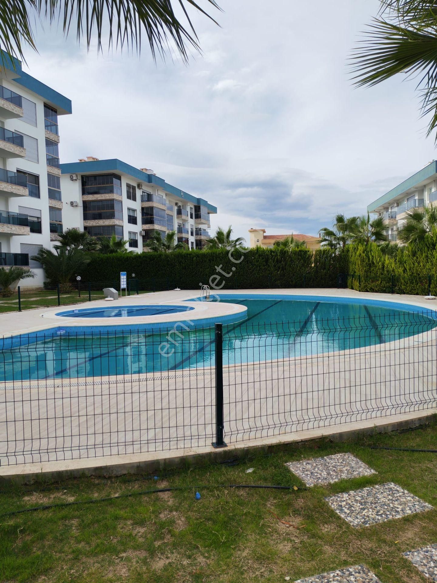 Kuşadası Havuzlu Sitede Ara Kat Doğalgazlı