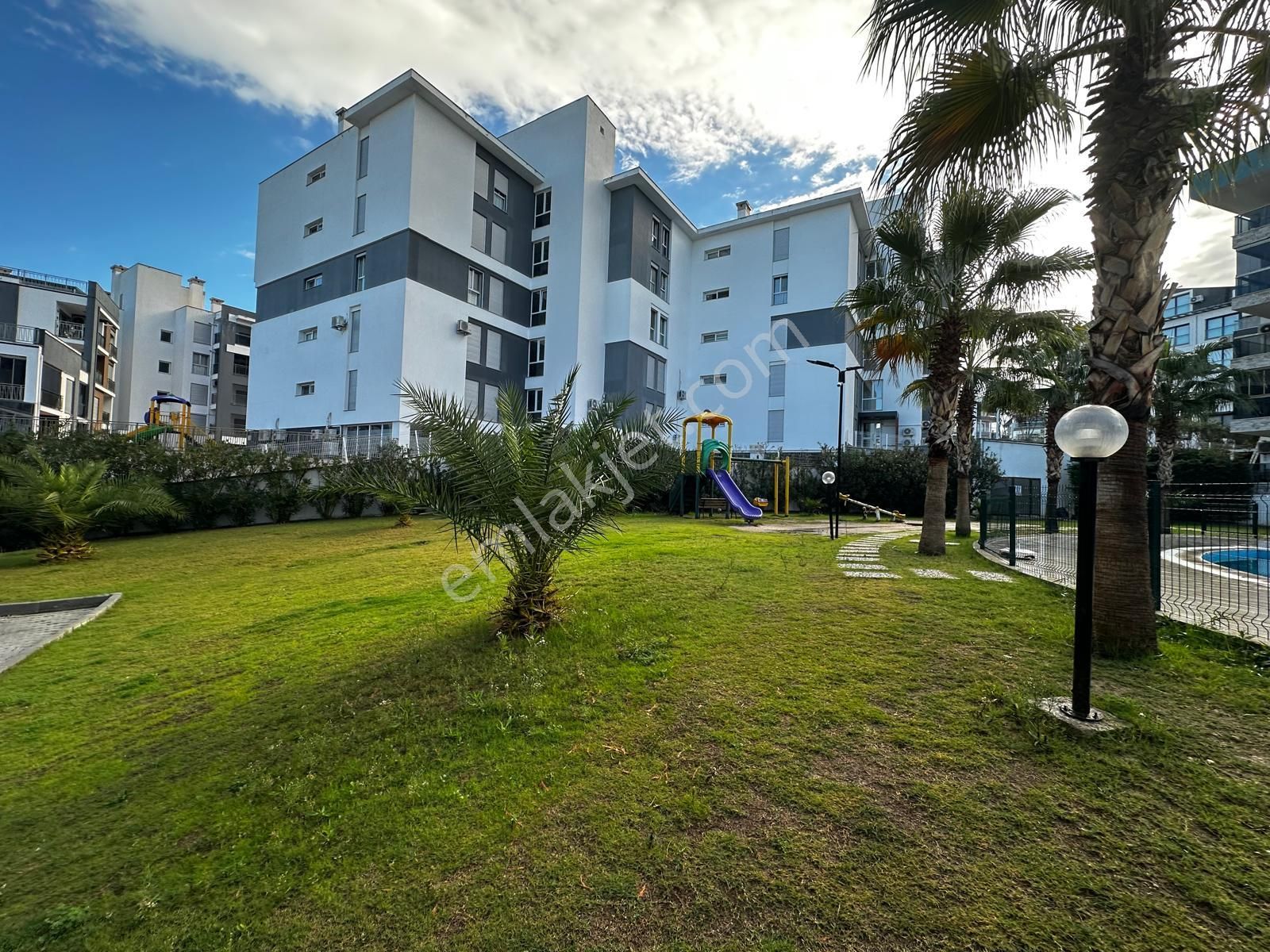 Kuşadası Havuzlu Sitede Ara Kat Doğalgazlı - Görsel 2