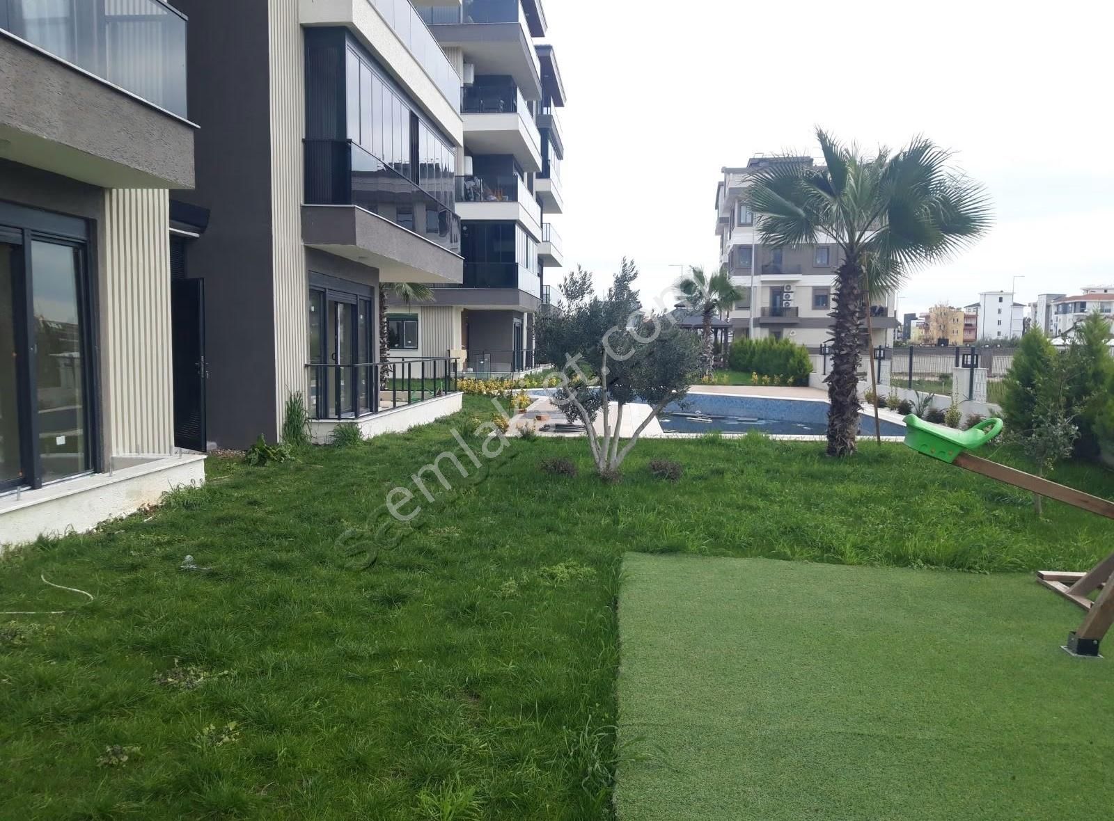 Lüks Sitede 2+1 Giris Bahce Kati