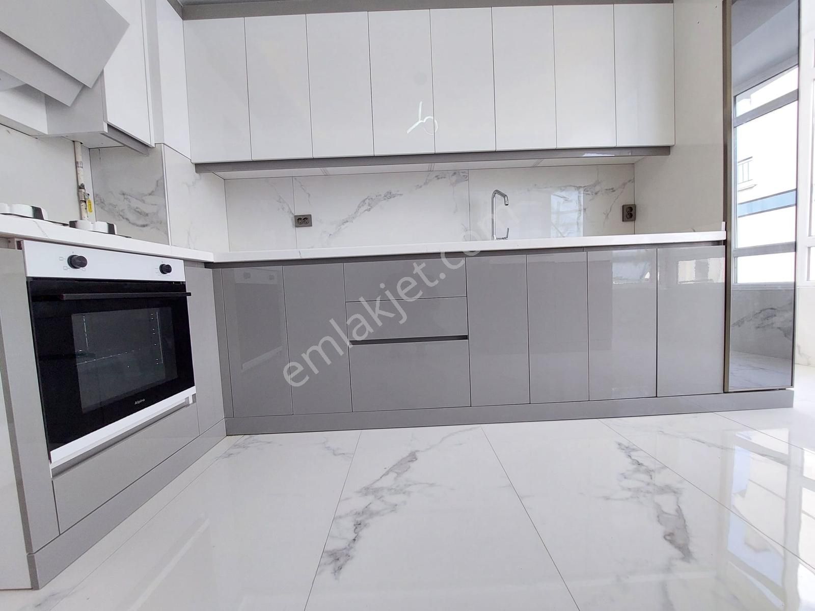 Elvan Mah De Satılık 3+1 Kat Ta Ful Yapılı Geniş Daire