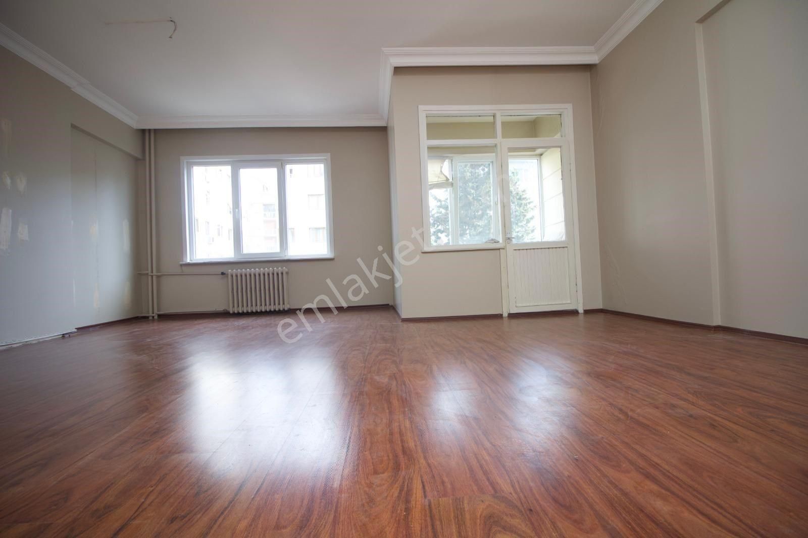 Poyraz'dan Kozyatağında Prestijli Binada Balkonlu 105 M2 Net 3+1