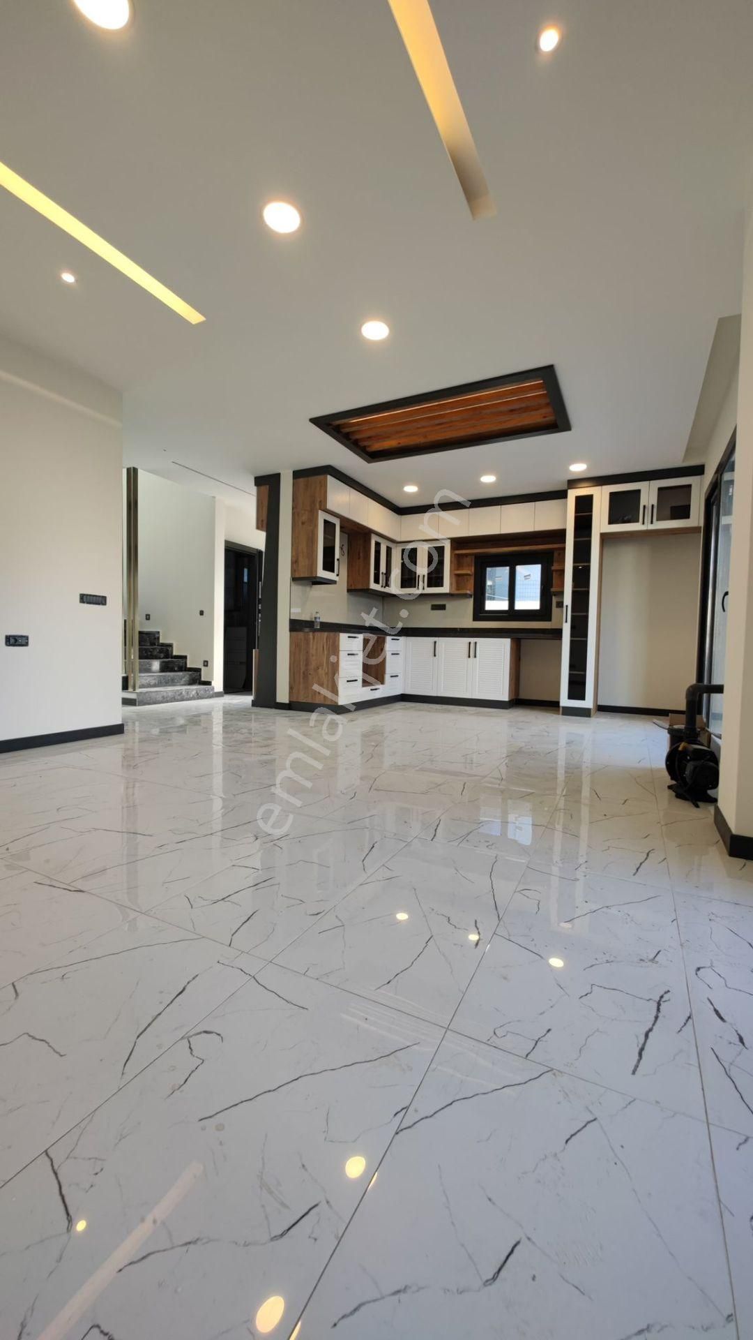 Kuşadası Avmler Bölgesinde 4+1 350m2 Arsa İçinde Özel Havuzlu Satılık Villa - Görsel 7