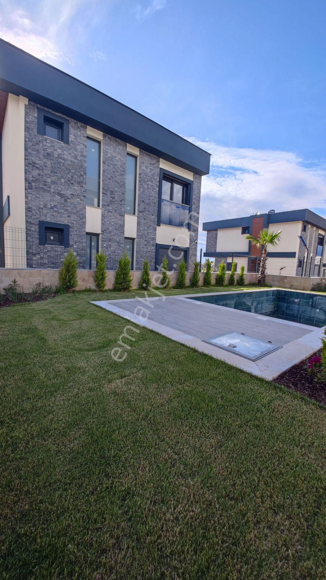 Kuşadası Avmler Bölgesinde 4+1 350m2 Arsa İçinde Özel Havuzlu Satılık Villa - Görsel 4