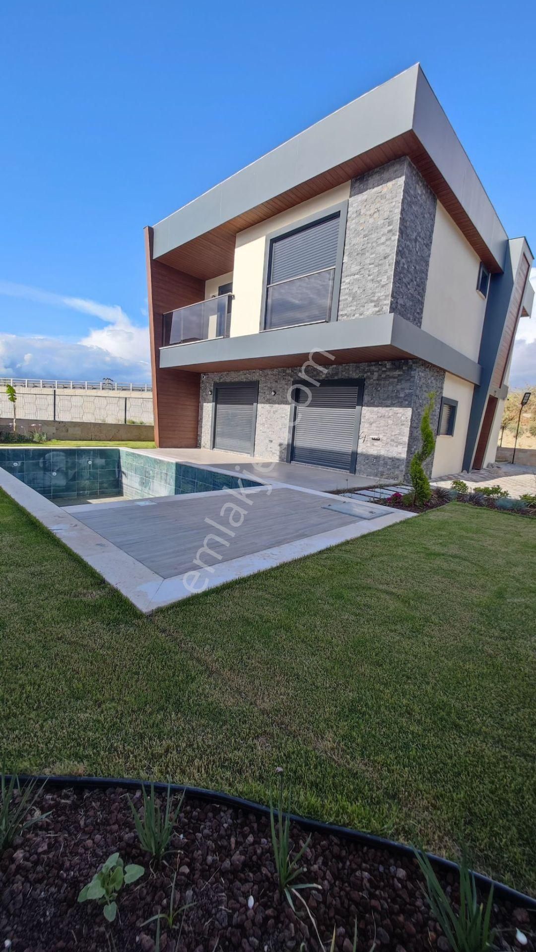 Kuşadası Avmler Bölgesinde 4+1 350m2 Arsa İçinde Özel Havuzlu Satılık Villa