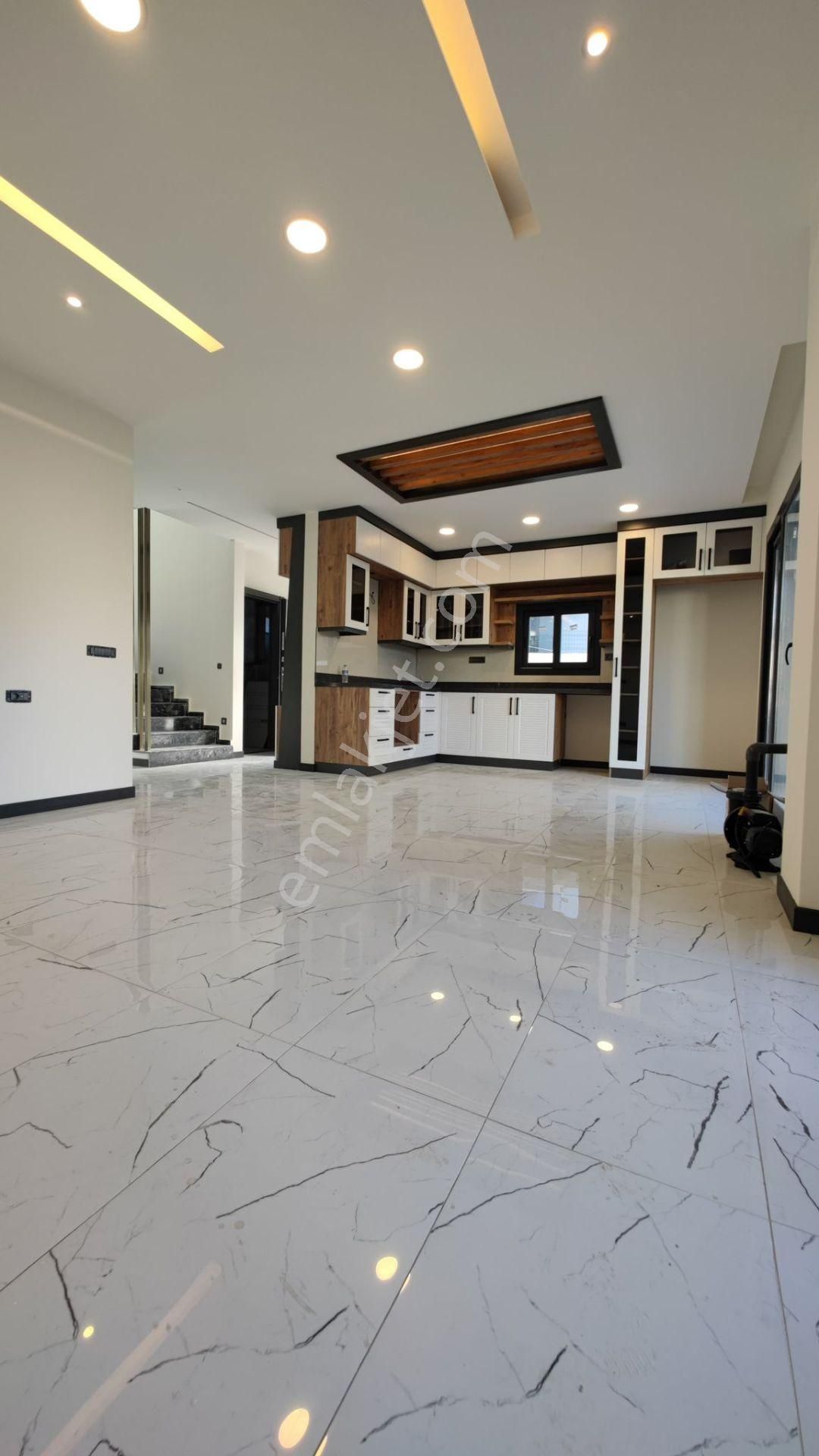 Kuşadası Avmler Bölgesinde 4+1 350m2 Arsa İçinde Özel Havuzlu Satılık Villa - Görsel 9