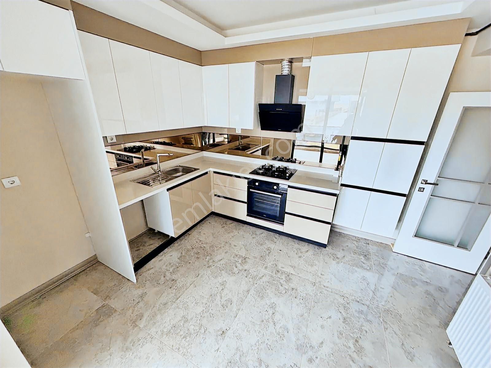 Yuvam'dan Ön Cephe İşçilik Harikası Giyinme Odalı Mega Lüks 3+1 - Görsel 15