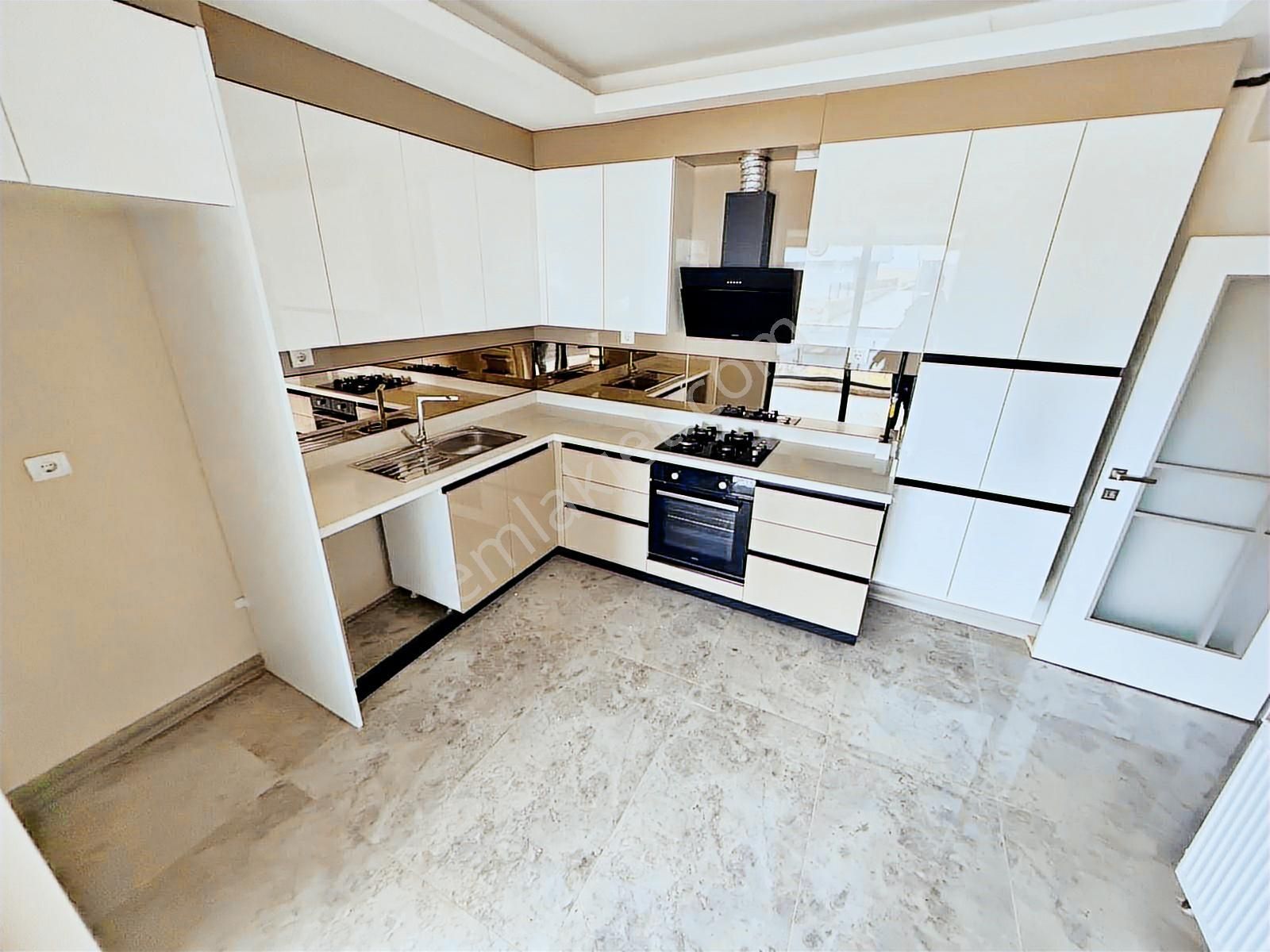 Yuvam'dan Ön Cephe İşçilik Harikası Giyinme Odalı Mega Lüks 3+1 - Görsel 13