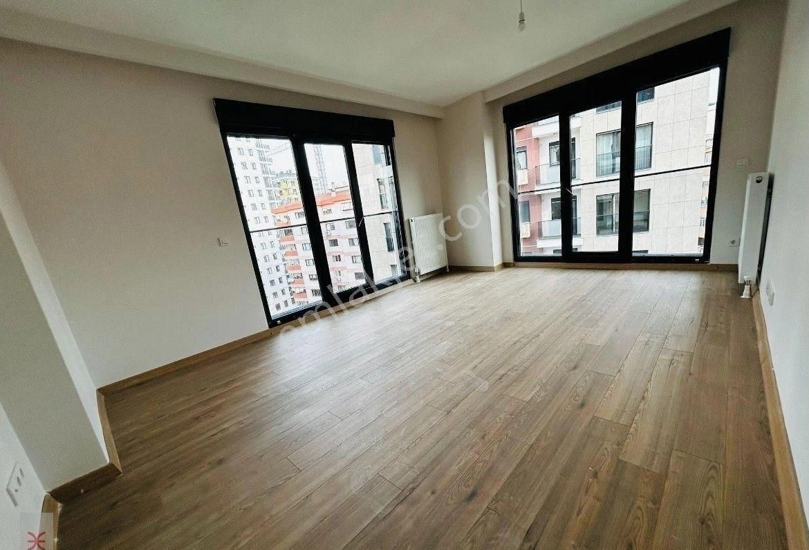 Bostancı Modern Sitesinde 2+1 Balkonlu Güvenlikli Site 2 Bloklu Havuzlu Daire.