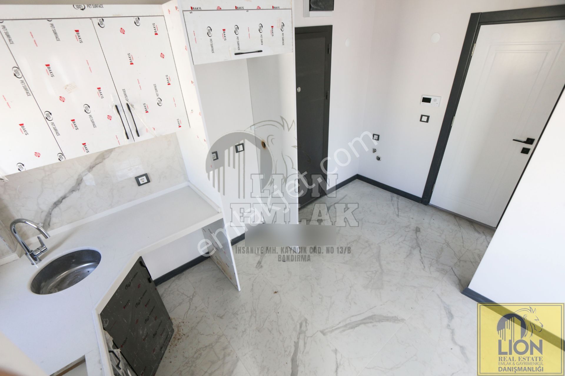 Lıon Emlak'tan Paşakonak Mahallesinde 1+1 Balkonlu Satılık Daire