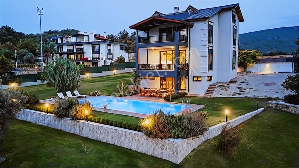 Urla Kalabak'ta, Müstakil Havuzlu Ve Tenis Kortlu Satılık Villa - Görsel 19